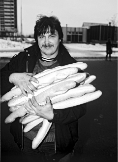 Жители города закупают продукты Москва 1991 год Люди стоят в очереди в - фото 8