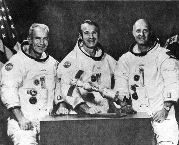 Основной экипаж американского корабля Аполлон Дональд Слейтон Вэнс Бранд - фото 9