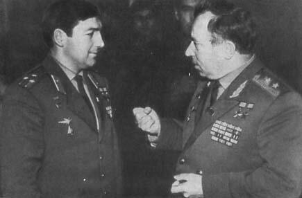 Ветераны войны Герои Советского Союза слева направо ЛИ Беда АФ Колмиец - фото 55