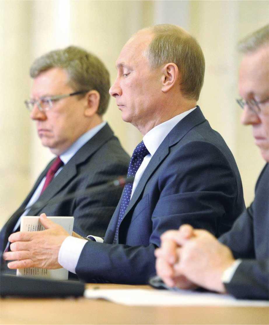 На любом совещании у Владимира Путина есть в руках тезисы его выступления - фото 18