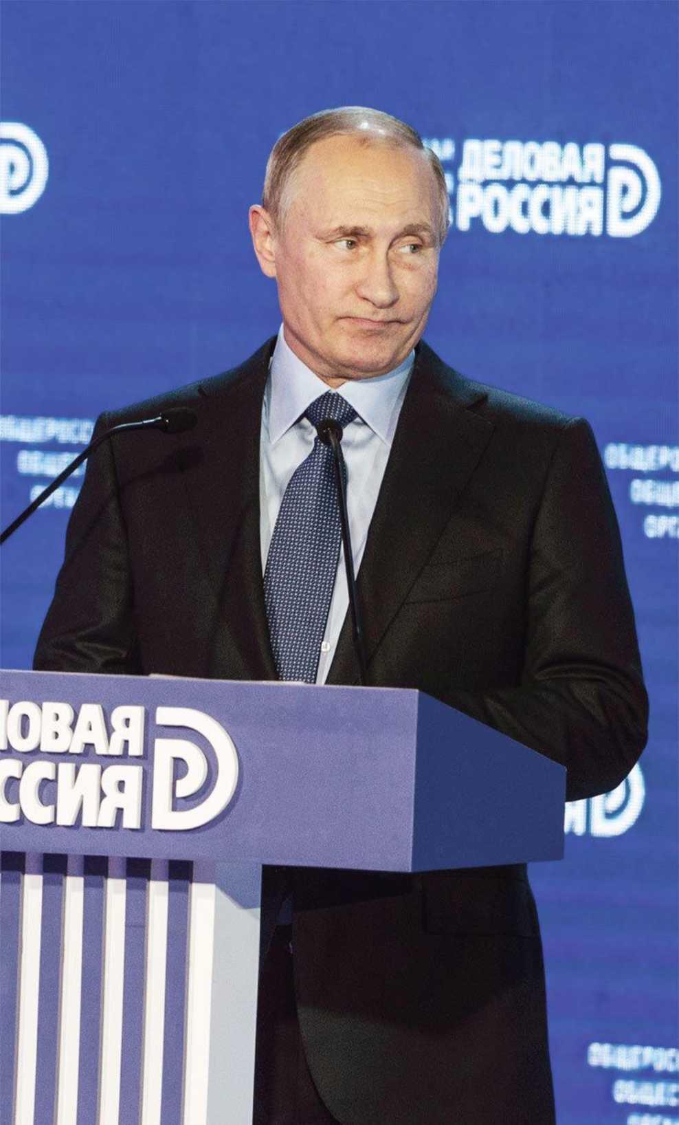 В начале встреч у Владимира Путина прежде всего работают руки - фото 23