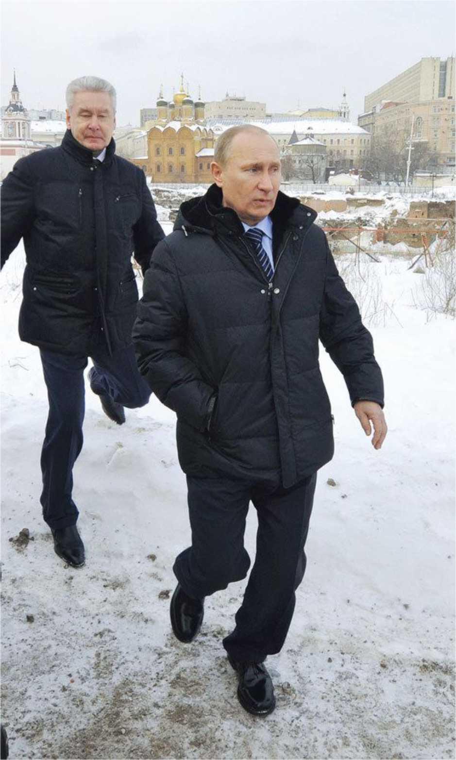 Мэр Москвы Сергей Собянин на заднем плане Скоро здесь будет плитка Перед - фото 38