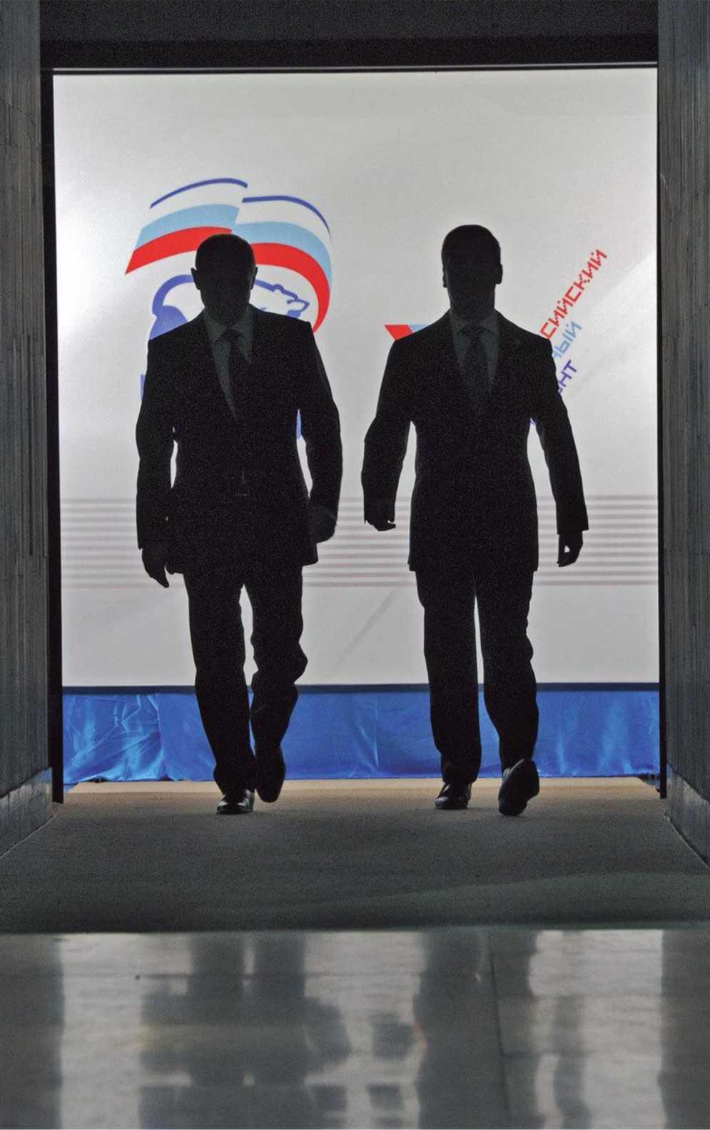 Премьер Владимир Путин и президент Дмитрий Медведев идут на съезд Единой - фото 40