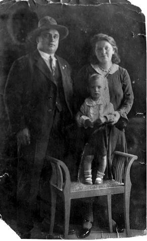 Іван Фірцак з дружиною Руженою та сином Іваном 1920ті роки Іван Фірцак - фото 9