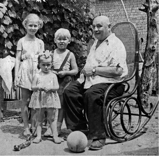 Вдома у славетного силача Зліва направо доньки автора Надія та Вікторія - фото 15