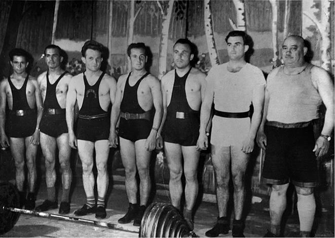 І Ф Фірцак зі своїми вихованцями секції важкоатлетів 1960ті роки Афіша - фото 18