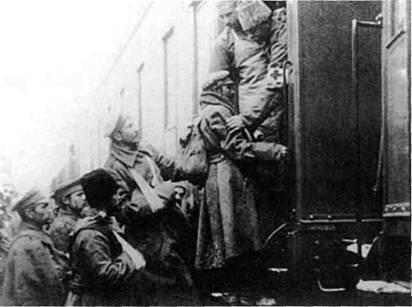 Реалии войны раненым помогают погрузиться на санитарный поезд Изношенная - фото 5