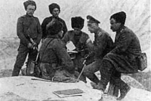 Высоко в горах на Кавказском фронте группа офицеров обсуждает сложившееся - фото 7