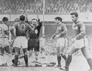 Первенство мира 1966 года Португальские защитники варварски калечат Пеле - фото 16