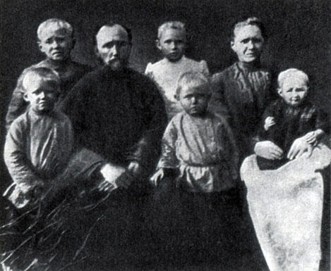 Семья Тодорских 1904 год Слева направо Иван Александр Иван Феодосьевич - фото 2