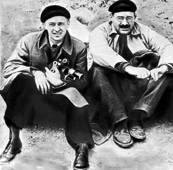 Роман Кармен слева и Эрнест Хемингуэй Испания 18 октября 1937 года - фото 2