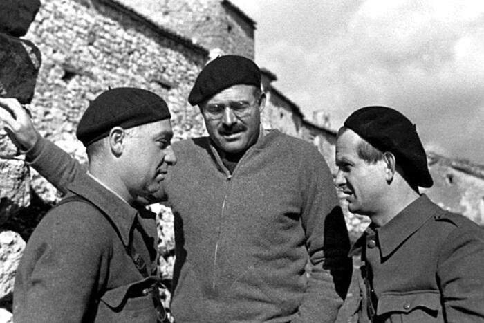 Справа налево Густав Реглер Эрнест Хемингуэй и Илья Эренбург Испания 1937 - фото 4