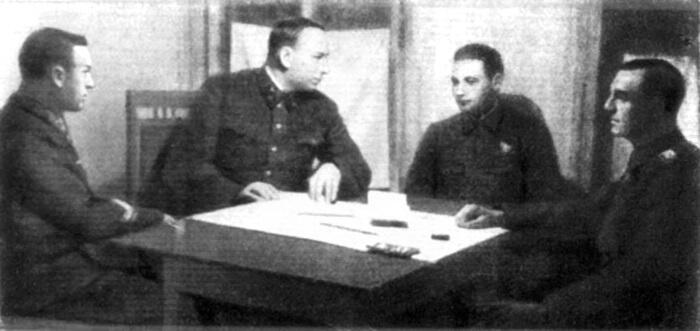 К К Рокоссовский слева и Н Н Воронов в центре допрашивают фельдмаршала - фото 11