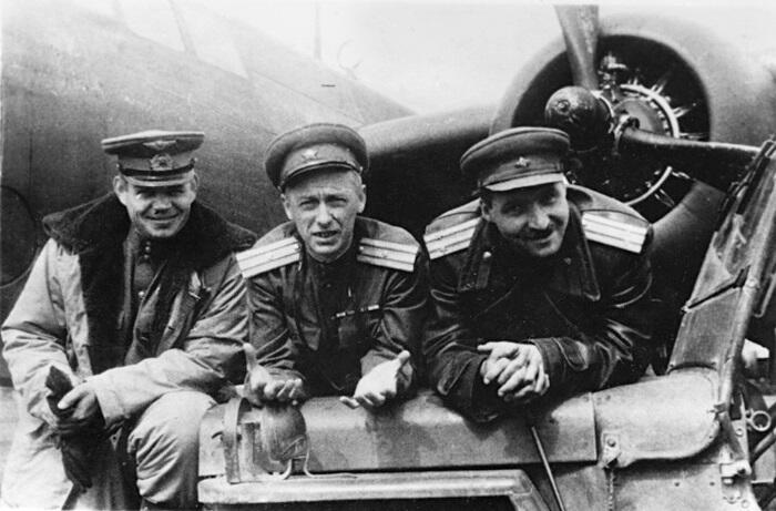 Роман Кармен в центре и Константин Симонов справа около советского - фото 12