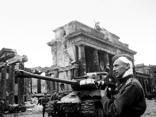 Май 1945 года В Берлине Советские корреспонденты в Берлине 1945 год Роман - фото 13
