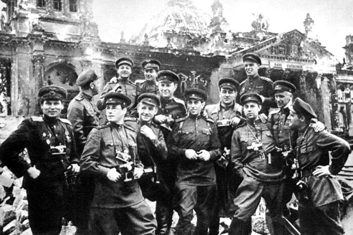 Советские корреспонденты в Берлине 1945 год Роман Кармен второй справа - фото 14
