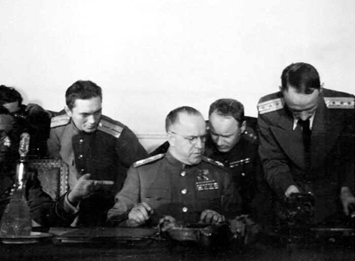 Маршал Жуков подписывает Акт о безоговорочной капитуляции гитлеровской - фото 15