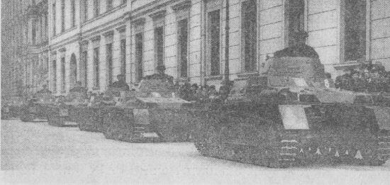Лёгкие танки PzI AusfA во время одного из парадов часто проводившихся в - фото 6
