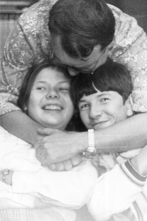 Автор Геннадий Мурзин и его дети дочь Елена и сын Михаил Фото 1980 года - фото 2