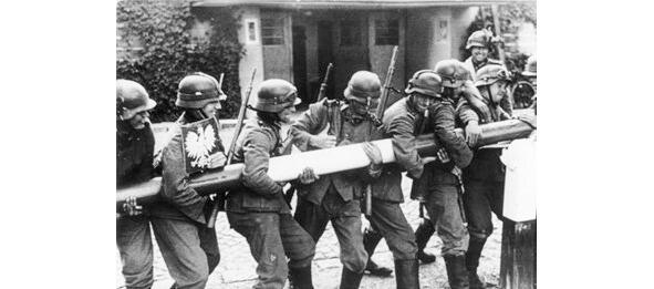 Немецкие солдаты ломают шлагбаум на границе с Польшей В 1100 советник - фото 6