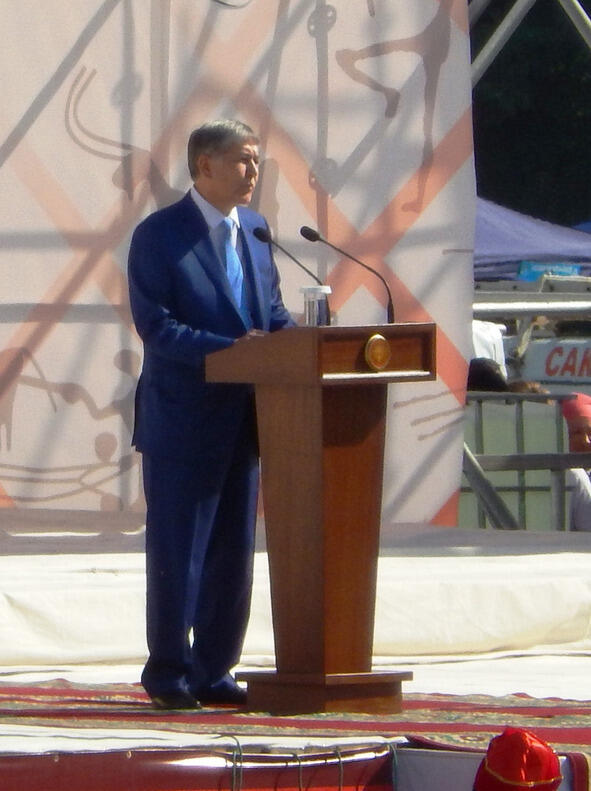 Президент Атанбаев выступает на площади АлаТоо на Дне Независимости Киргизии - фото 2