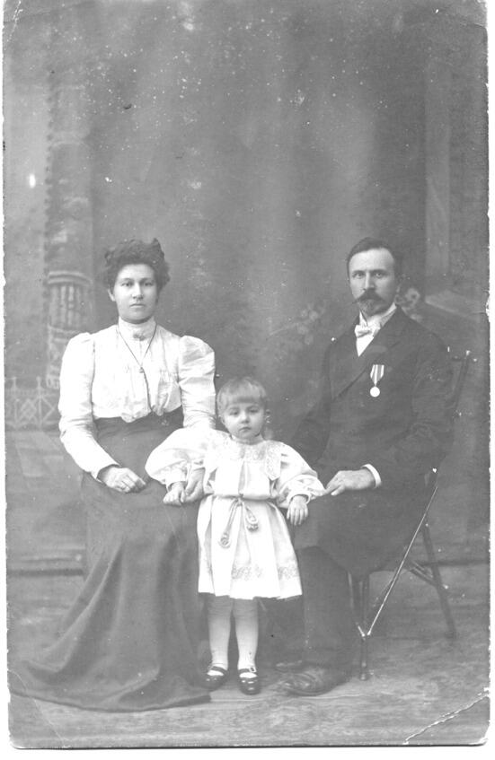 Фёдор Иванович Платанович его жена Мария Даниловна и их дочь Александра - фото 2