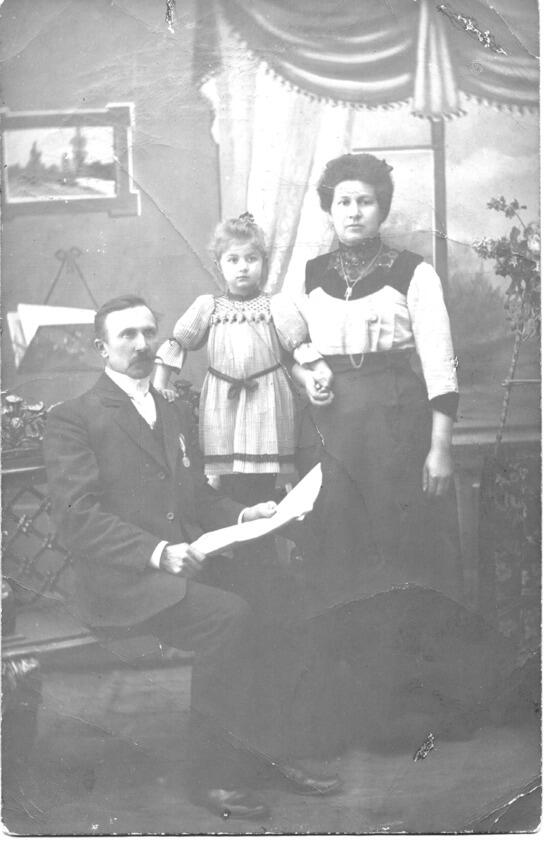 В Полоцке Слева Мария Даниловна Платанович и её дочь Саша с куклой Фото 1912 - фото 4