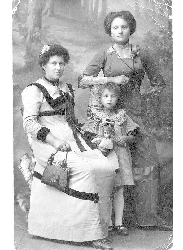 Бабушка её сестра и Саша с куклой Письмо Федору Ивановичу 1912 г - фото 5