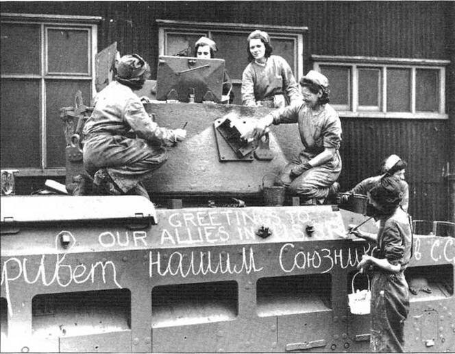 Цех фирмы North British Locomotive На корпусе танка Matilda лозунг Привет - фото 3