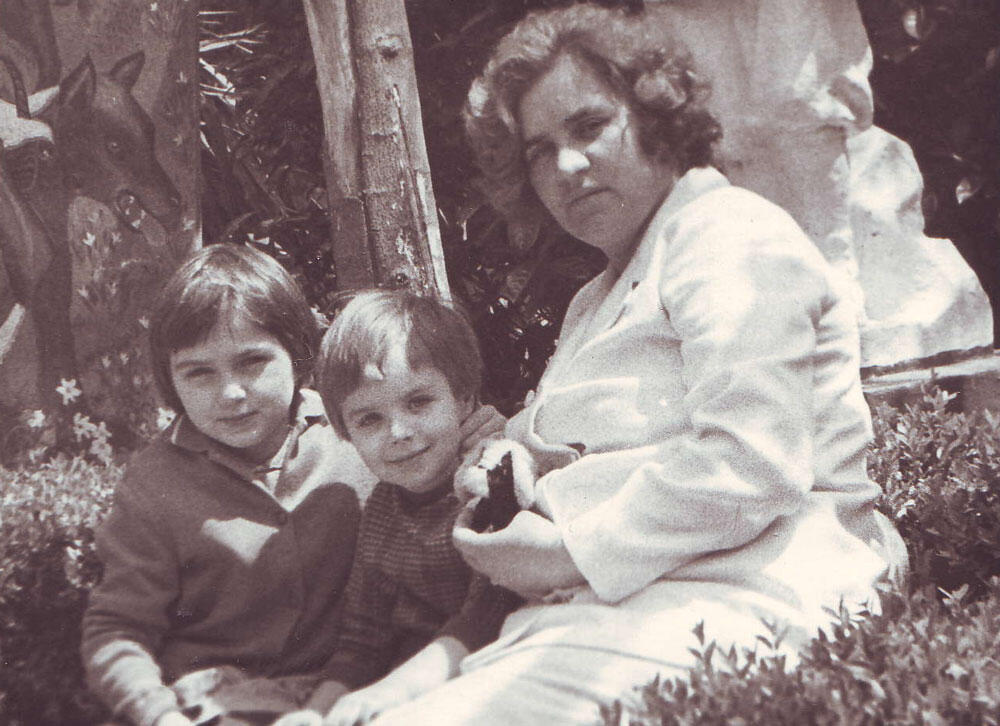 Галина с дочками Наташа Света г Ялта 25 мая 1974 г Старшая дочь Ира - фото 11