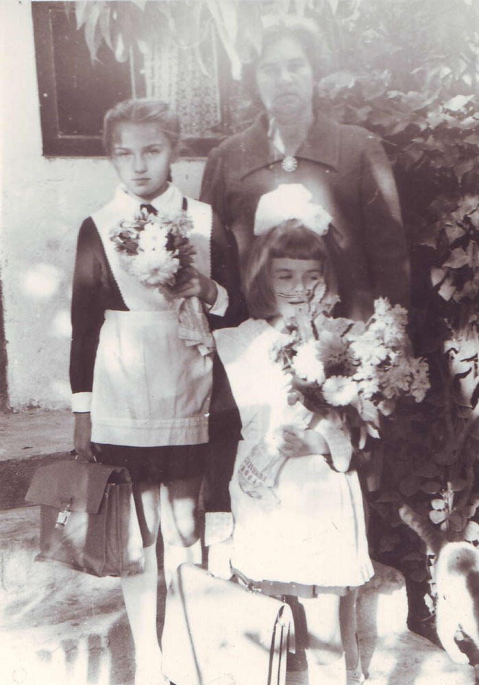 Галина с Наташей и Светой 1 сентября 1977 г Я с детьми Ира Наташа Света - фото 14