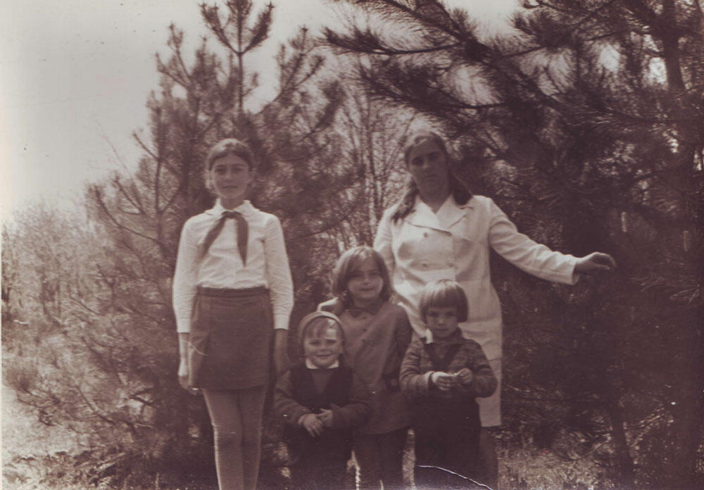 Галина с детьми Ира Павлик Наташа Света п Черноморское 1 мая 1973 г г - фото 17
