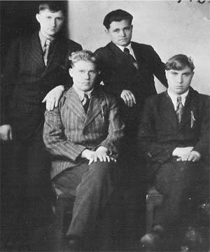 1946 год В День Победы Василий стоит слева во втором ряду Василий - фото 7