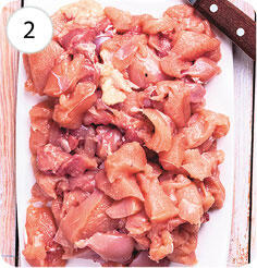 На пищевую пленку выложите куриную кожу разрезы прикройте другими кусочками - фото 111