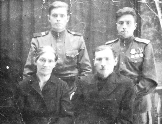 Рис 3 Вера Соболь Маневич с мужем и сыновьями Бабушка старшая среди - фото 3