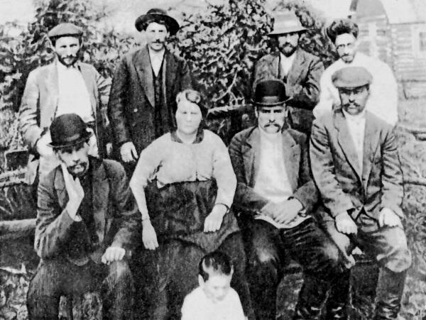 Ссыльные в Монастырском Июль 1915 г Стоят слева направо С Спандарян И - фото 7
