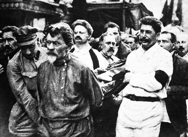 Ф Дзержинский в центре Я Петерс второй слева с чекистами 1918 г - фото 8