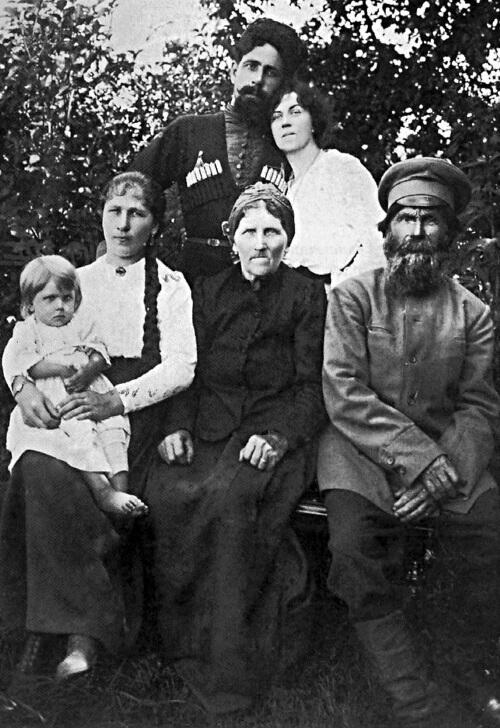 Павел Дыбенко и Александра Коллонтай стоят сестра и родители Дыбенко - фото 10