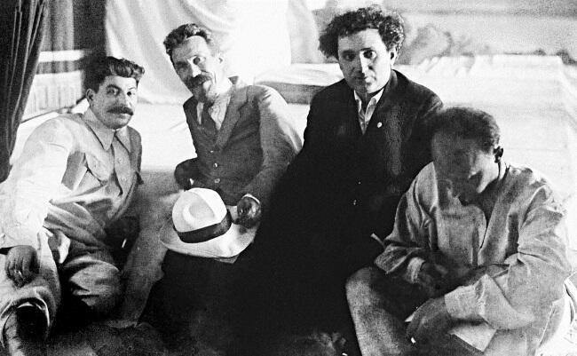 И Сталин А Рыков Г Зиновьев Н Бухарин слева направо на даче 1924 г - фото 12