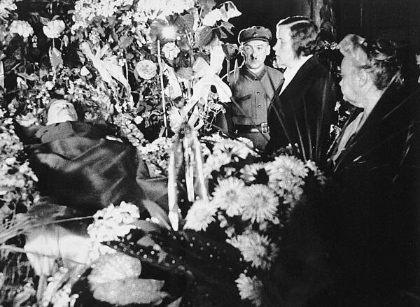 Похороны В Р Менжинского 1934 г Г Ягода слева вдова В Р Менжинского - фото 17