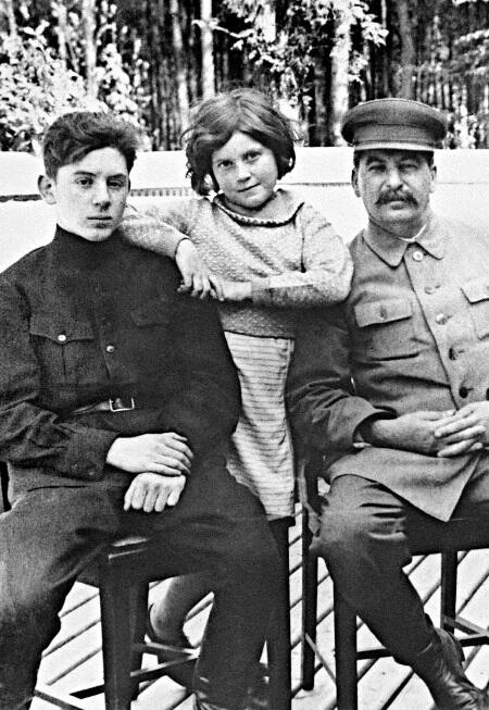 Сталин с детьми Василием и Светланой 1936 г Голод в Харьковской области - фото 27