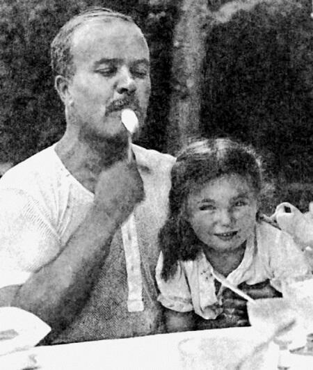 В М Молотов с дочерью Светланой Около 1930 г Судьи на процессе - фото 34