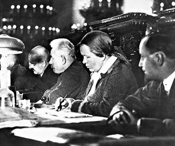Судьи на процессе меньшевиков 1931 г Фаина Нюрина главный прокурор РСФСР - фото 35