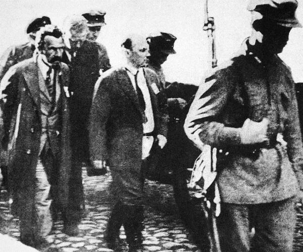 А Рыкова слева и Н Бухарина в центре конвоируют на суд 1938 г Андрей - фото 37