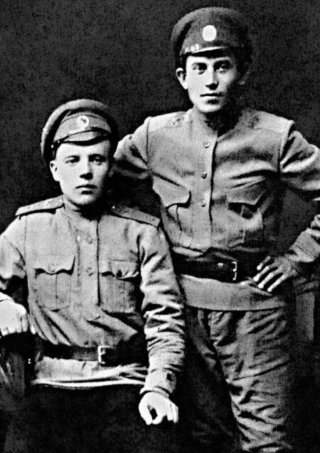 Николай Ежов справа с братом Иваном Н И Ежов и ИВ Сталин 1937 г - фото 39