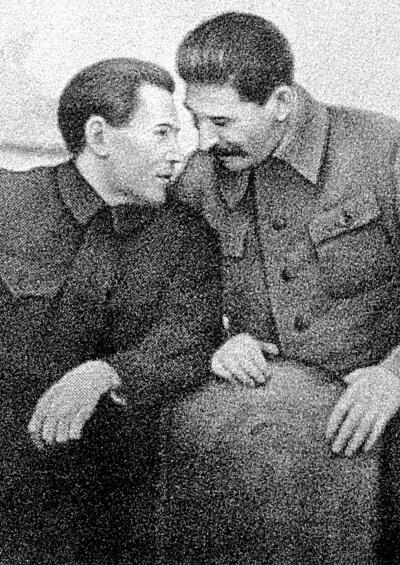 Н И Ежов и ИВ Сталин 1937 г Приемная дочь Н Ежова Наталья слева - фото 40