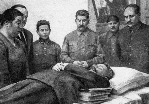 Серго Орджоникидзе вскоре после самоубийства или убийства Слева направо - фото 42