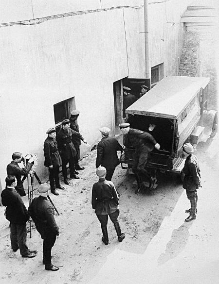 Доставка арестованных на Лубянку 1928 г Виктор Абакумов 1946 г В С - фото 58
