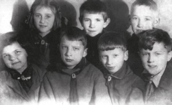 Илья Глазунов крайний справа пионер С Ниной Ваней и Верой Позирует - фото 6