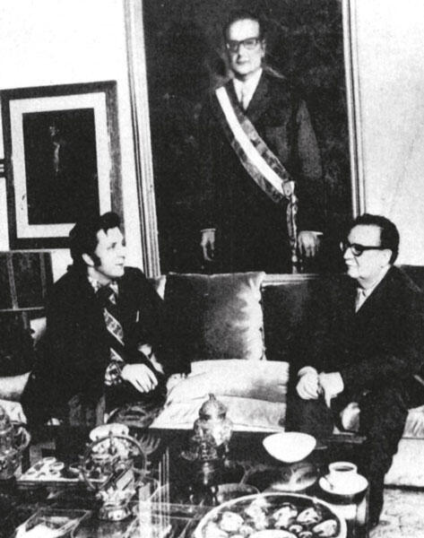 Президент Чили Сальвадор Альенде с автором парадного портрета На выставке в - фото 23